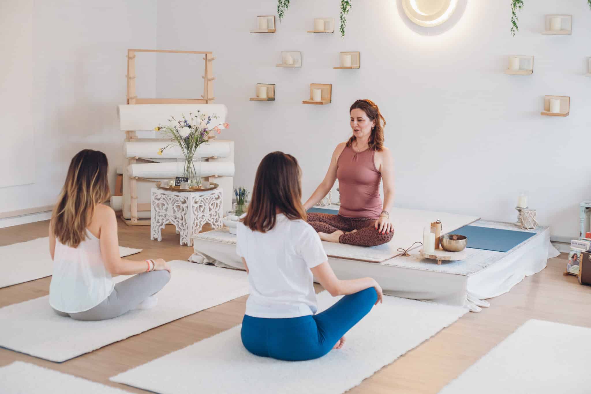 Workshop Yoga Leverkusen-Opladen Teilnehmerinnen bei einem Yoga-Workshop von Yoga up your life in Leverkusen-Opladen.